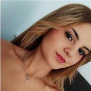 Cuidadora de niños ayudando con sus deberes diarios de primaria